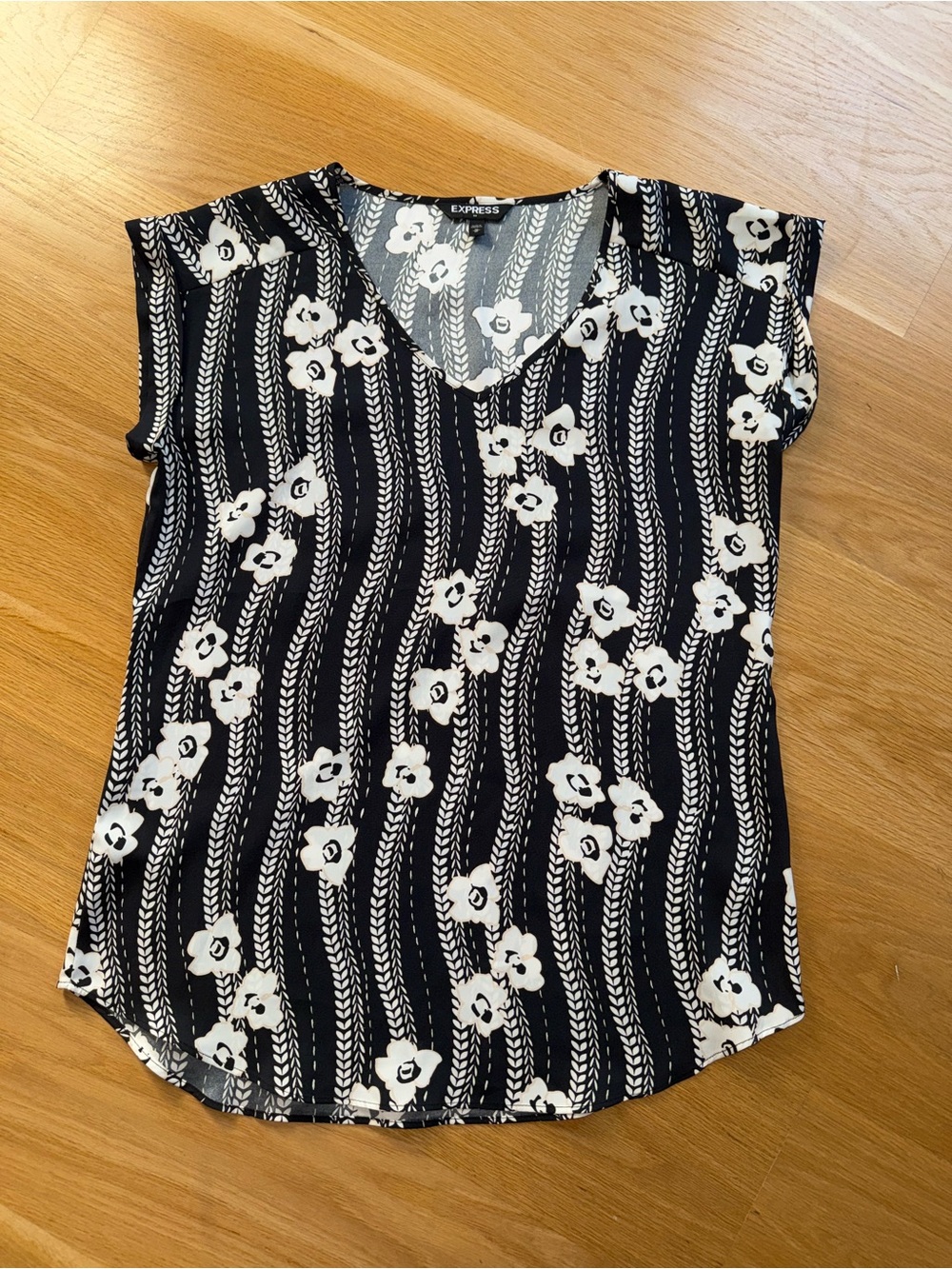 Express Black & White Floral V-Neck Blouse